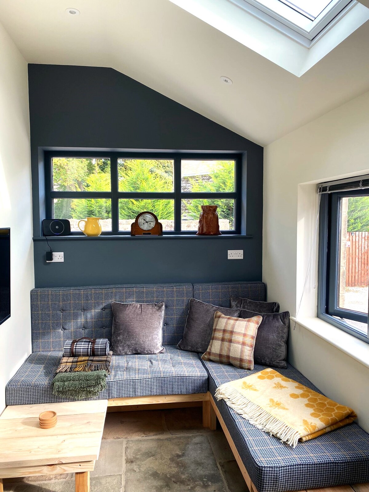 Кауч на твид со доволно ќебиња и перничиња за да ви биде топло и пријатно 