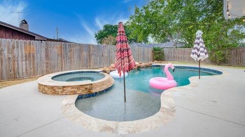 Pool • Hot Tub • King Bed • Serene and Modern Home