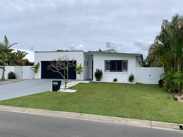 Light & bright 4 bedroom home with pool gallery image 4