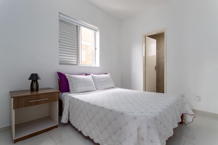 Спалня 1 (самостоятелна баня): двойно легло, гардероб и баня