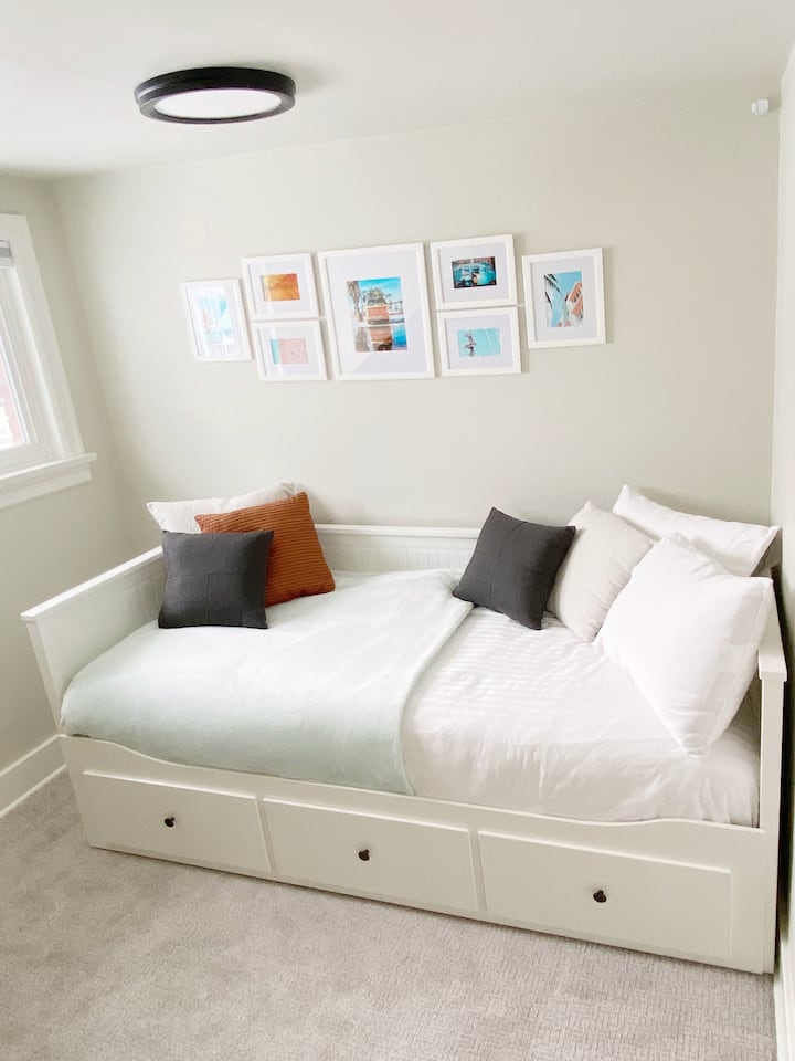 غرفة نوم في الطابق العلوي بسرير فردي. 