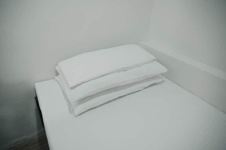 Traveler Room - Private Bathroom - Candelaria