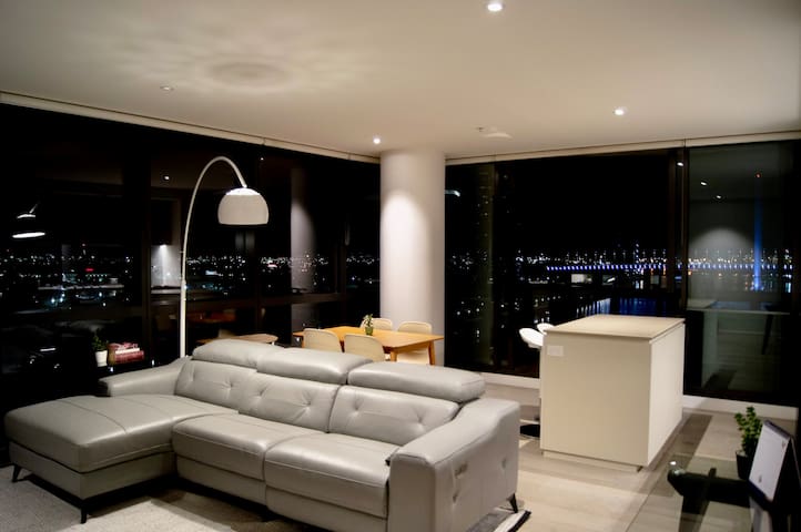 270 Degree Waterfront View*2 Bed*Free Carpark gallery image 2