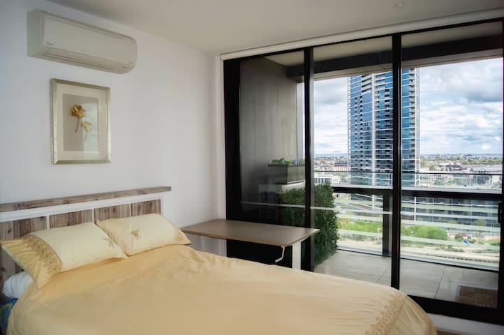 270 Degree Waterfront View*2 Bed*Free Carpark gallery image 4