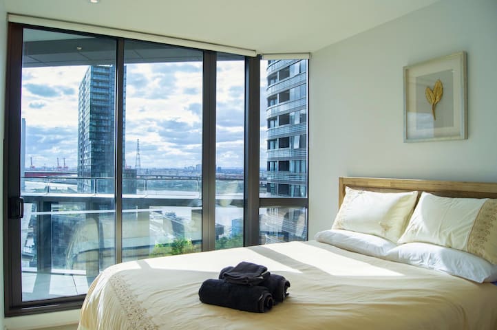 270 Degree Waterfront View*2 Bed*Free Carpark gallery image 3