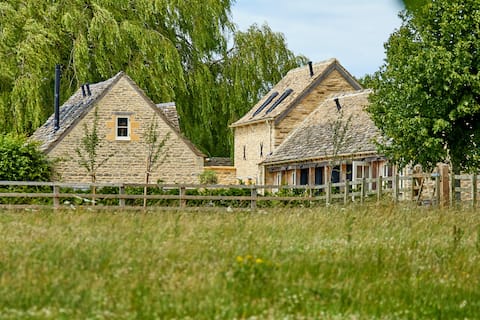 Stunning Cotswold Barns Sleeps 10 Near Bibury
