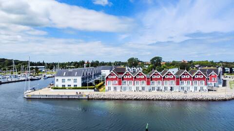 Holiday apartment on the harbor wharf
