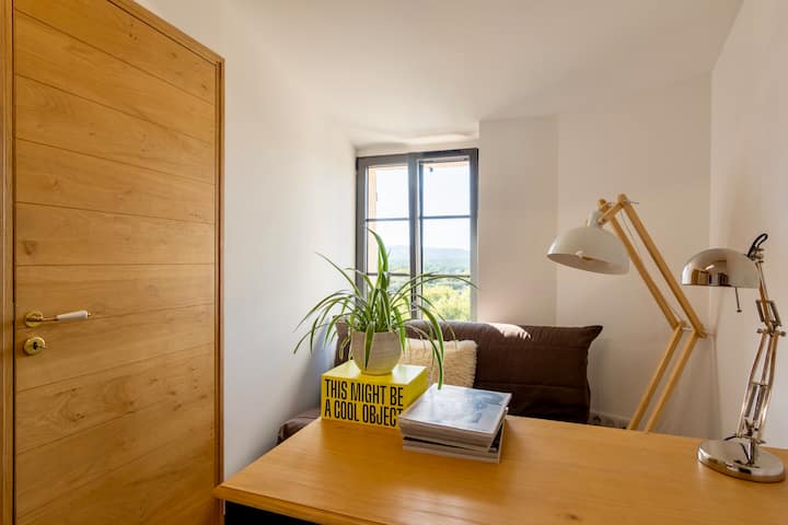 Ured, na 3. katu koji se može pretvoriti u spavaću sobu zahvaljujući svom BZ madracu od 140