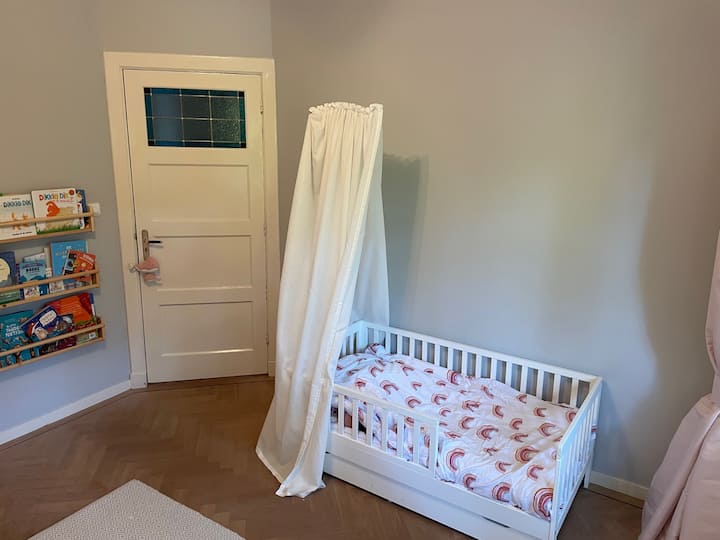 U međuvremenu je dječji krevetić s fotografije zamijenjen običnim krevetom za jednu osobu (90 × 200 cm). Dakle, u ovoj sobi mogu spavati i odrasla osoba i (veliko) dijete