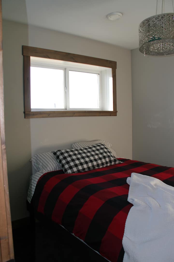 Dhoma e gjumit dy ka krevat dopio "queen". 