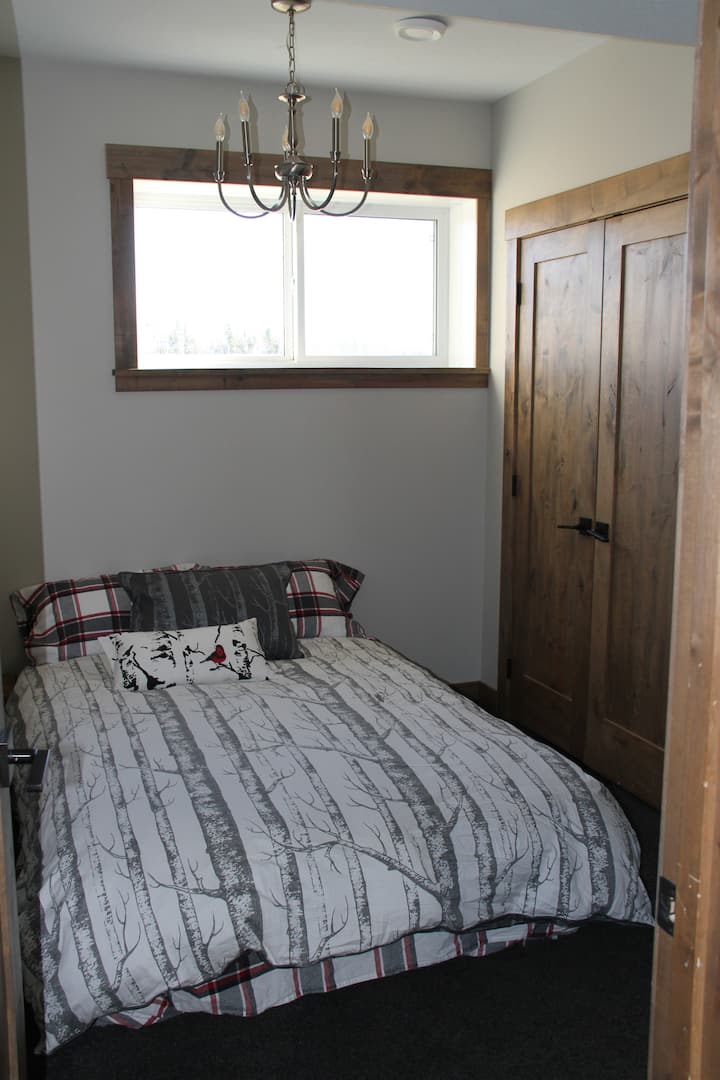 Dhoma e gjumit 3 ka krevat dopio.