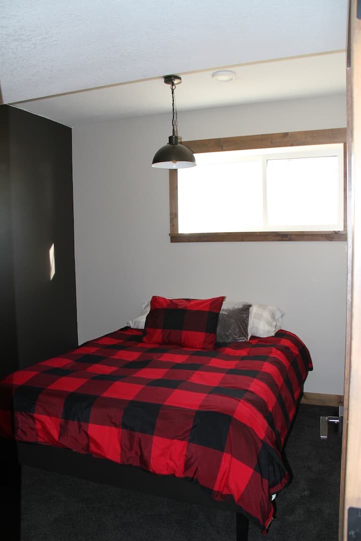 Dhoma e gjumit 5 ka një krevat dopio "queen" dhe televizor inteligjent.