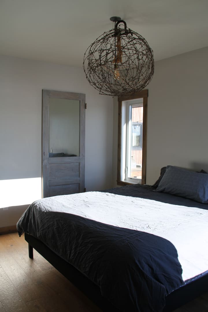 Dhoma kryesore e gjumit ka lavatriçe/tharëse, krevat dopio, dush dhe lavaman dopio.