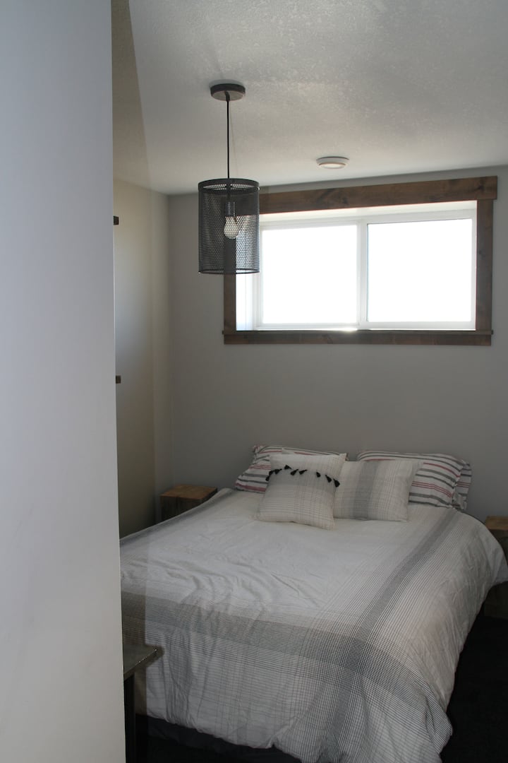 Dhoma e gjumit 4 ka një krevat dopio "queen" dhe televizor inteligjent.