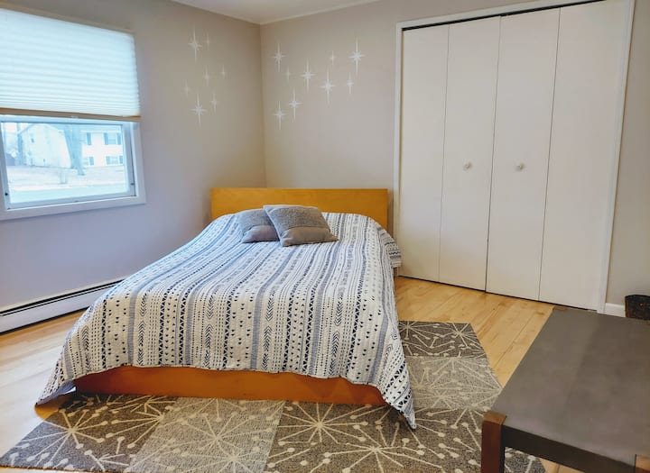 Un peu étincelant dans la première chambre avec un lit plateforme bas.