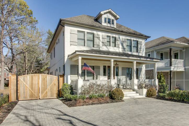 Beautiful Luxury Home Near 12thS: Top Rated Home gallery image 3