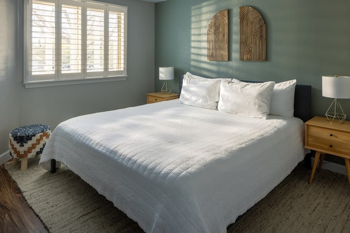 La experiencia incluye 4 dormitorios tamaño king. 