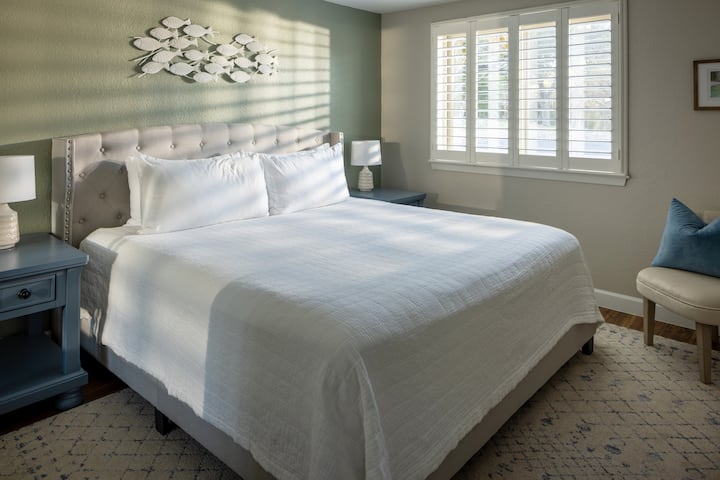  ¡Nos gustan las camas grandes y no podemos mentir! 4 dormitorios tamaño king incluidos en tu estadía. 