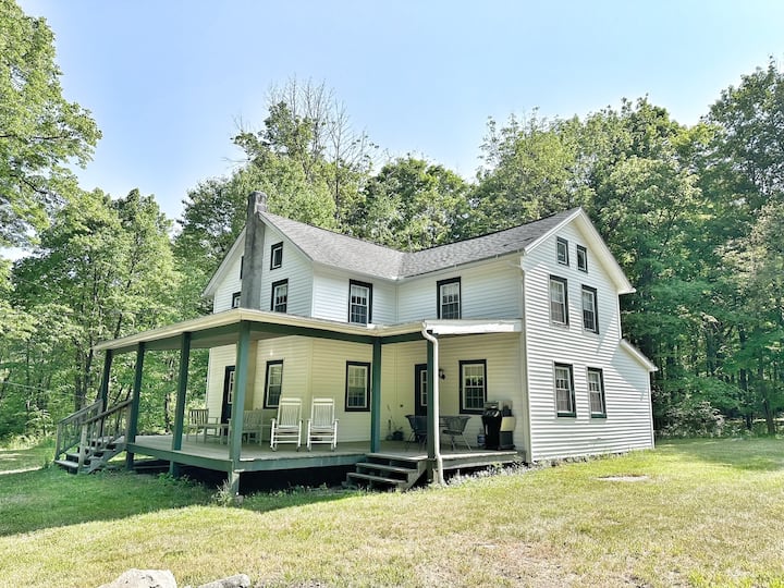 Pocono Mountain Woodrow Farmhouse