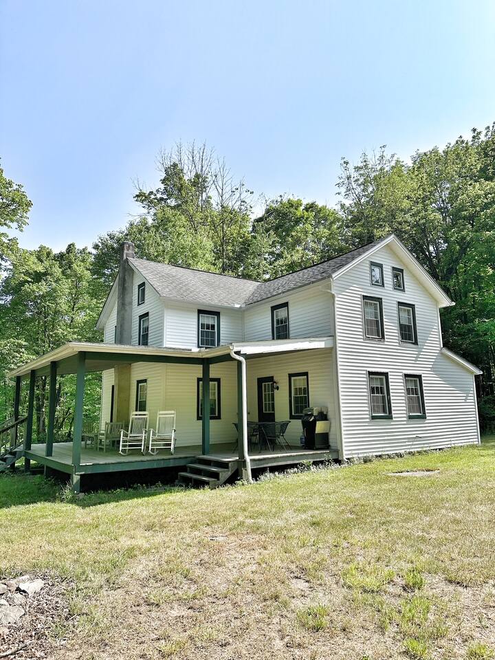 Pocono Mountain Woodrow Farmhouse