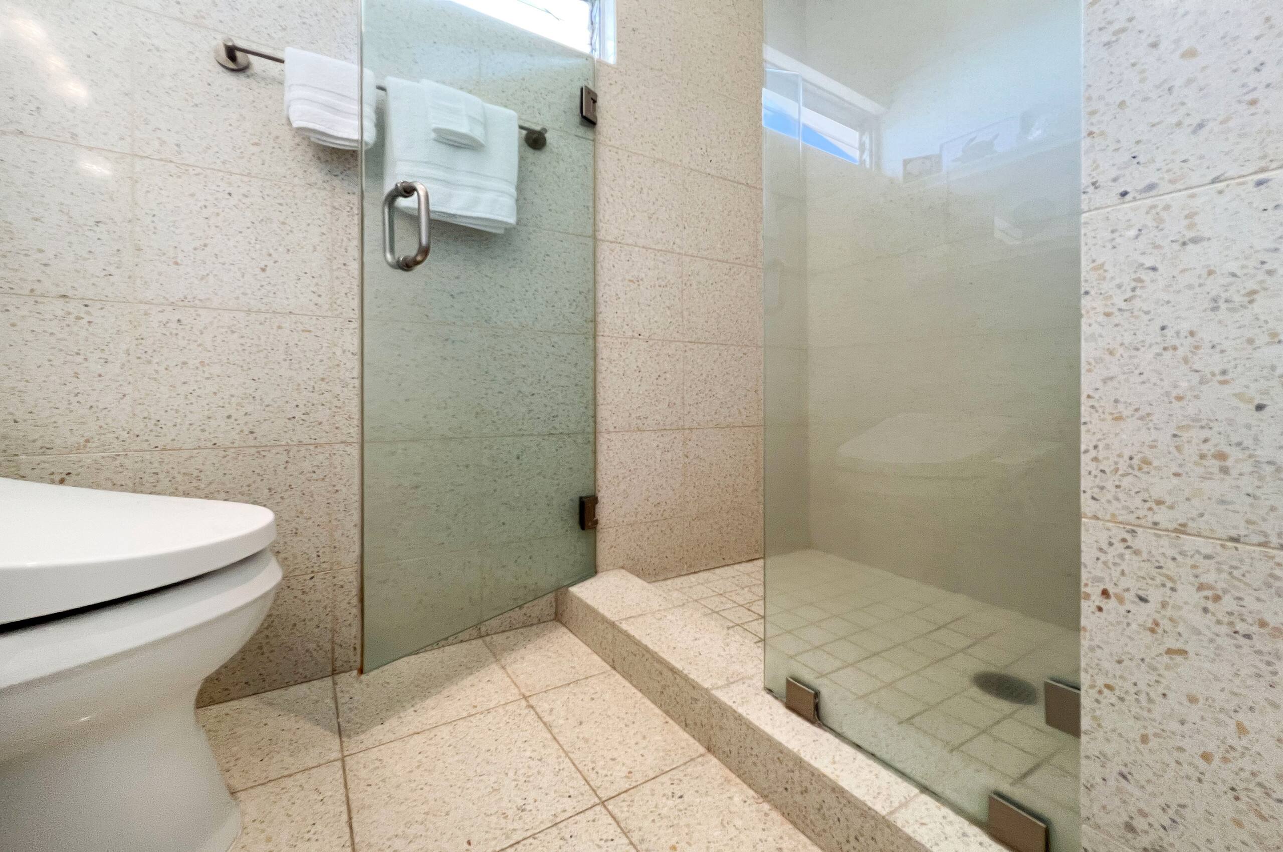 Condo in Honolulu · ★4.68 · 1 bedroom · 2 beds · 1 private bath - Image 15
