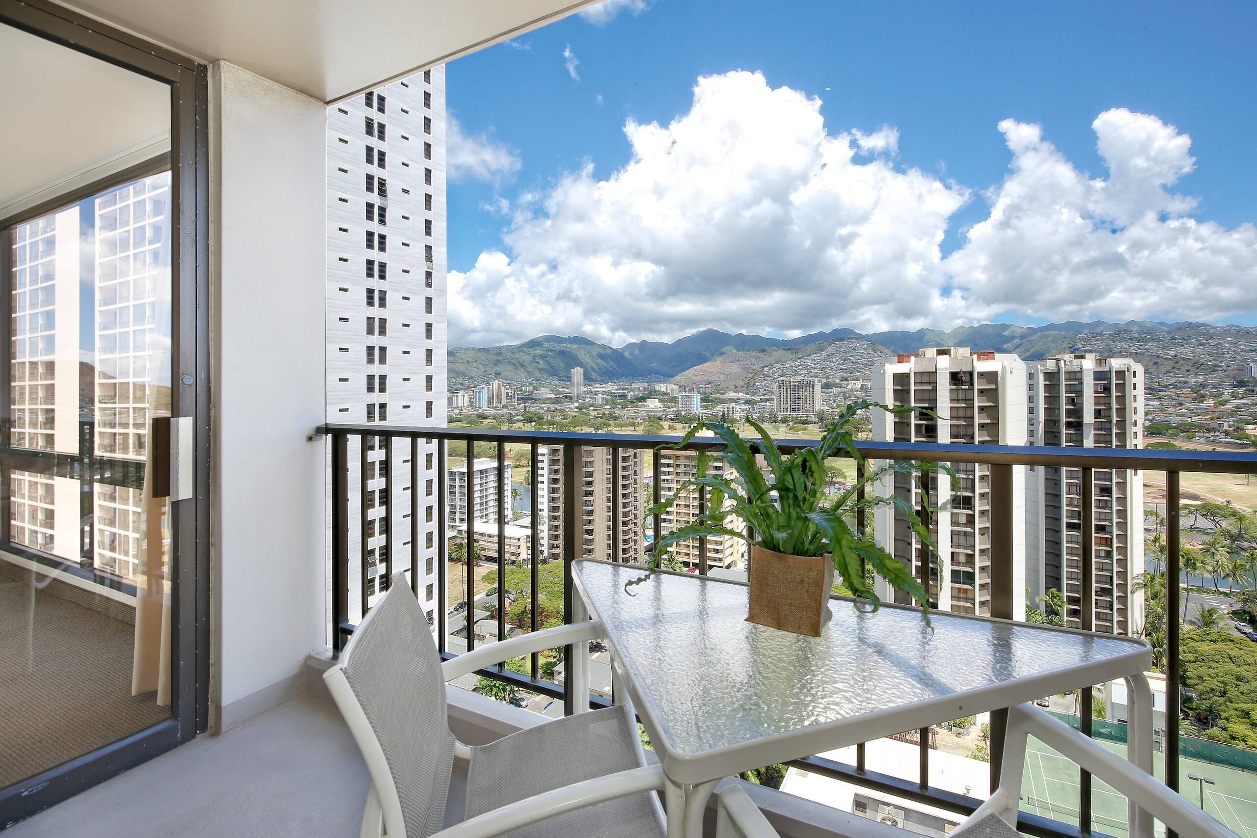 Condo in Honolulu · ★4.9 · 1 bedroom · 2 beds · 1 private bath - Image 15