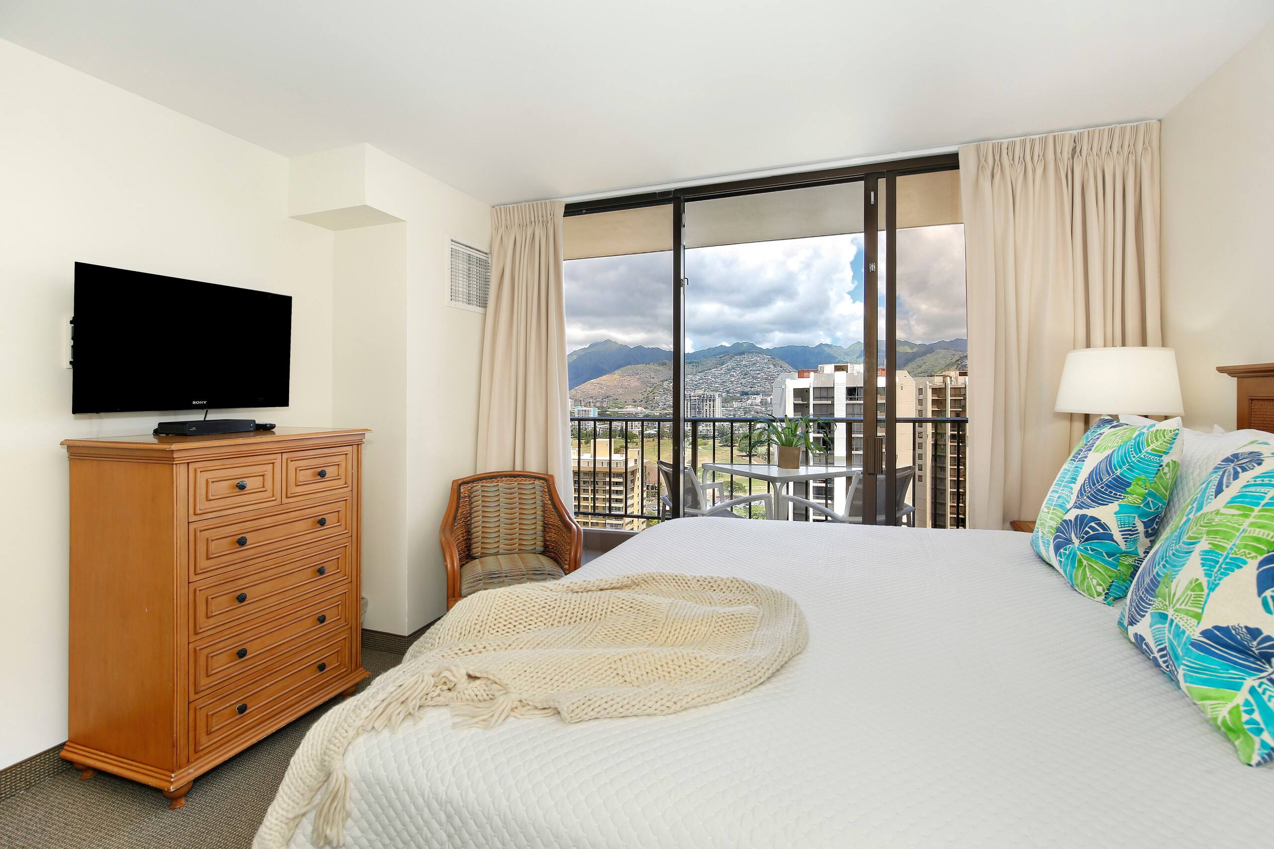 Condo in Honolulu · ★4.9 · 1 bedroom · 2 beds · 1 private bath - Image 11