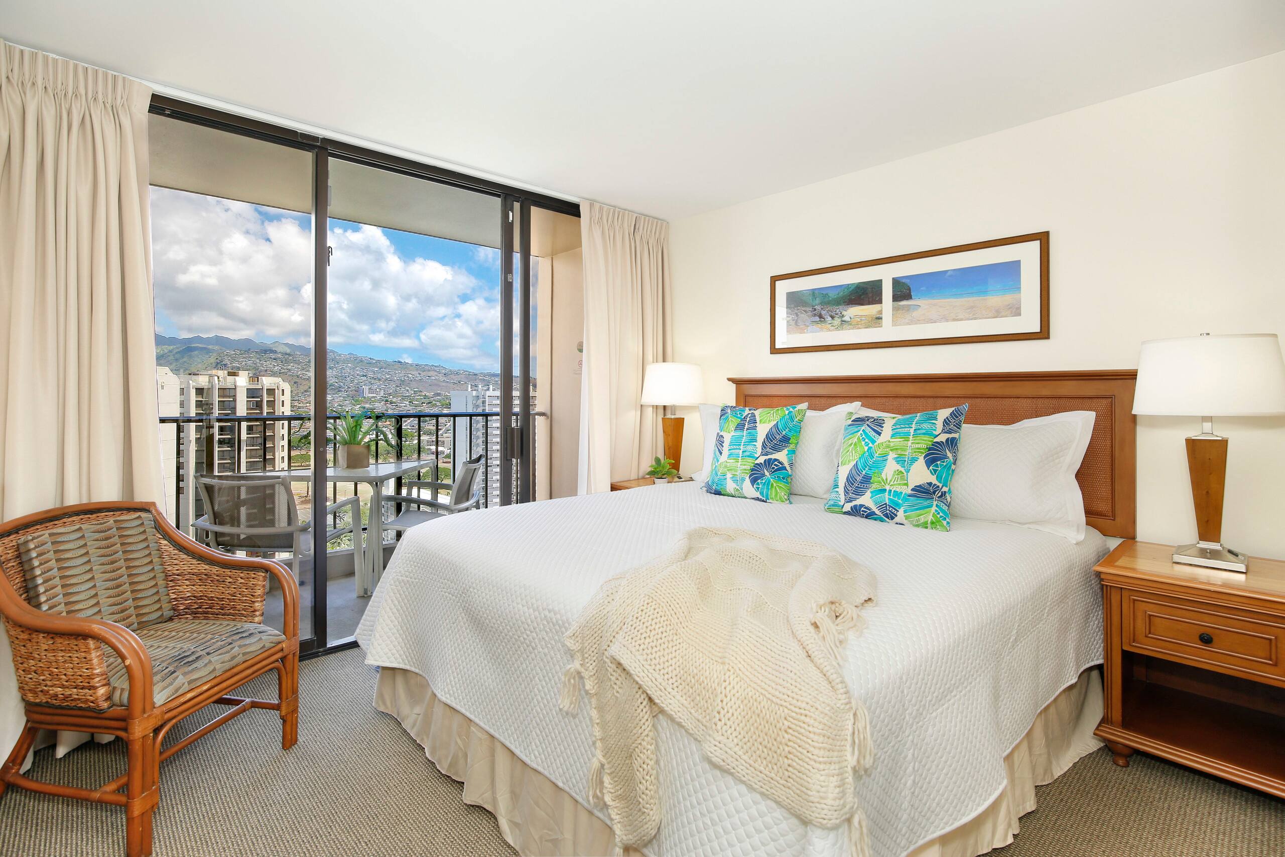 Condo in Honolulu · ★4.9 · 1 bedroom · 2 beds · 1 private bath - Image 10