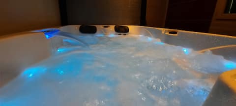 Charming cottage, private HOT TUB and breakfast