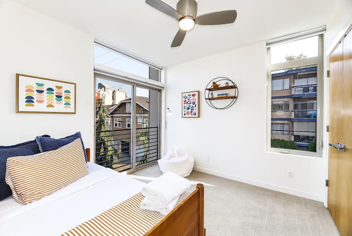 Dormitorio doble con puerta corrediza y ventilador de techo