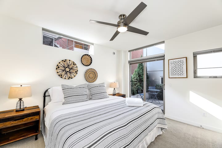 Dormitorio de invitados tamaño king en el primer piso con acceso al patio privado del jardín