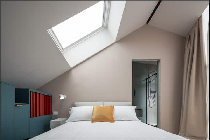 Საძინებელი გონიერი ტელევიზორითა და სააბაზანოთი