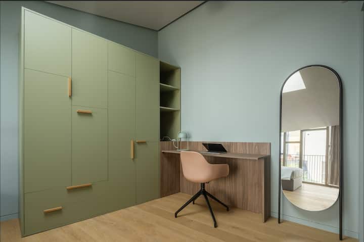 Საძინებელი სმარტ-ტელევიზორით 