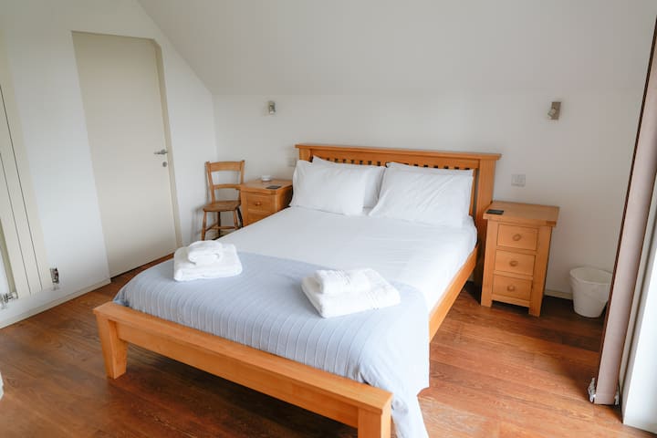 卧室2配备加大双人床