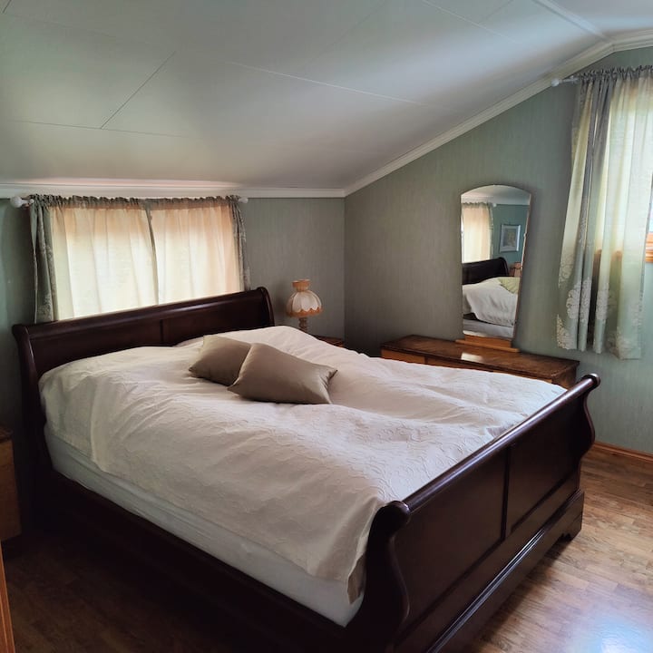 Double bed (150x200 cm) and plenty of closet space in the bedroom. 