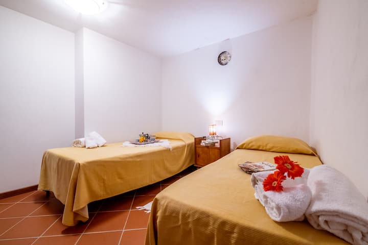 غرفة نوم  بسريرين مفردين. مكيف هواء. 