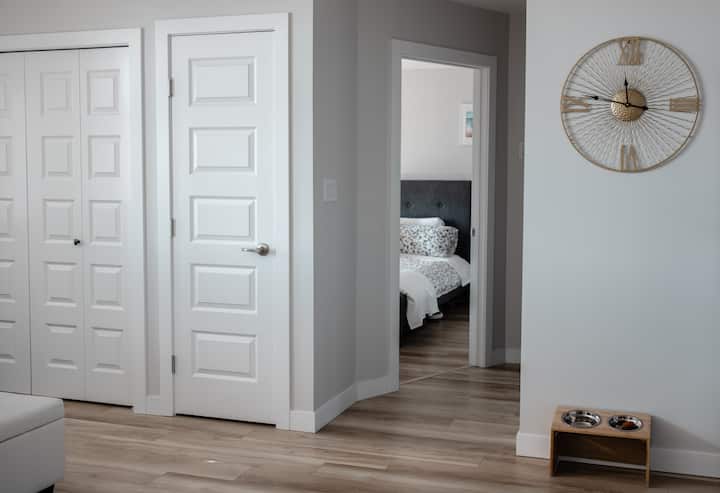 Vstupná cesta do hlavnej postele s manželskou posteľou King a vlastnou kúpeľňou