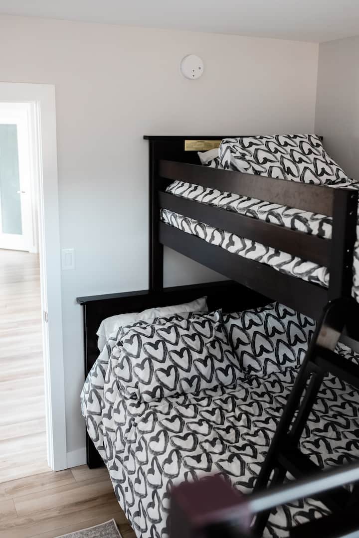 2 sady poschodových postelí