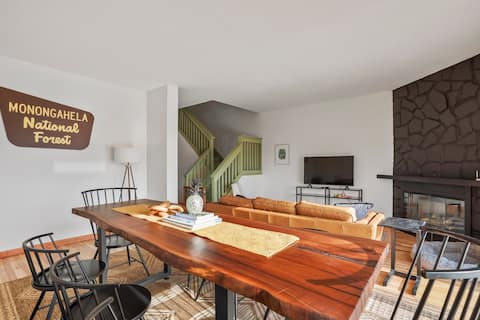 Roxy’s Retreat — pet friendly with hot tub!