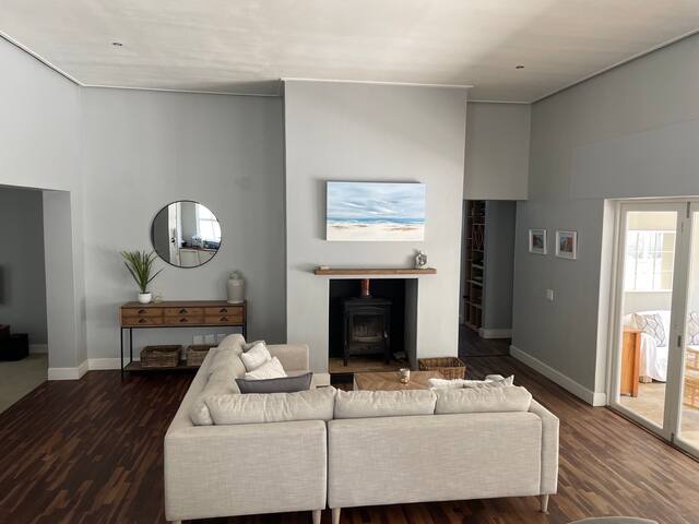 Secure and Spacious 3 Bedroom Home with Pool gallery image 4