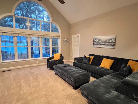 Modern Lakefront Retreat - 3br 2ba