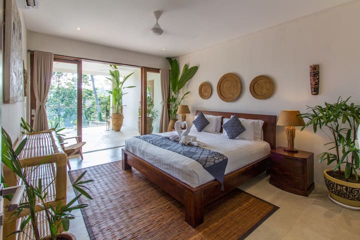 El dormitorio dos es similar al dormitorio principal. Completo con camas super king con la parte superior acolchada y una silla de cama.