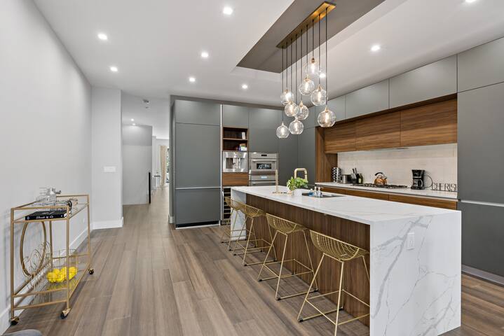 Spacious 4 Bedroom Condo gallery image 3