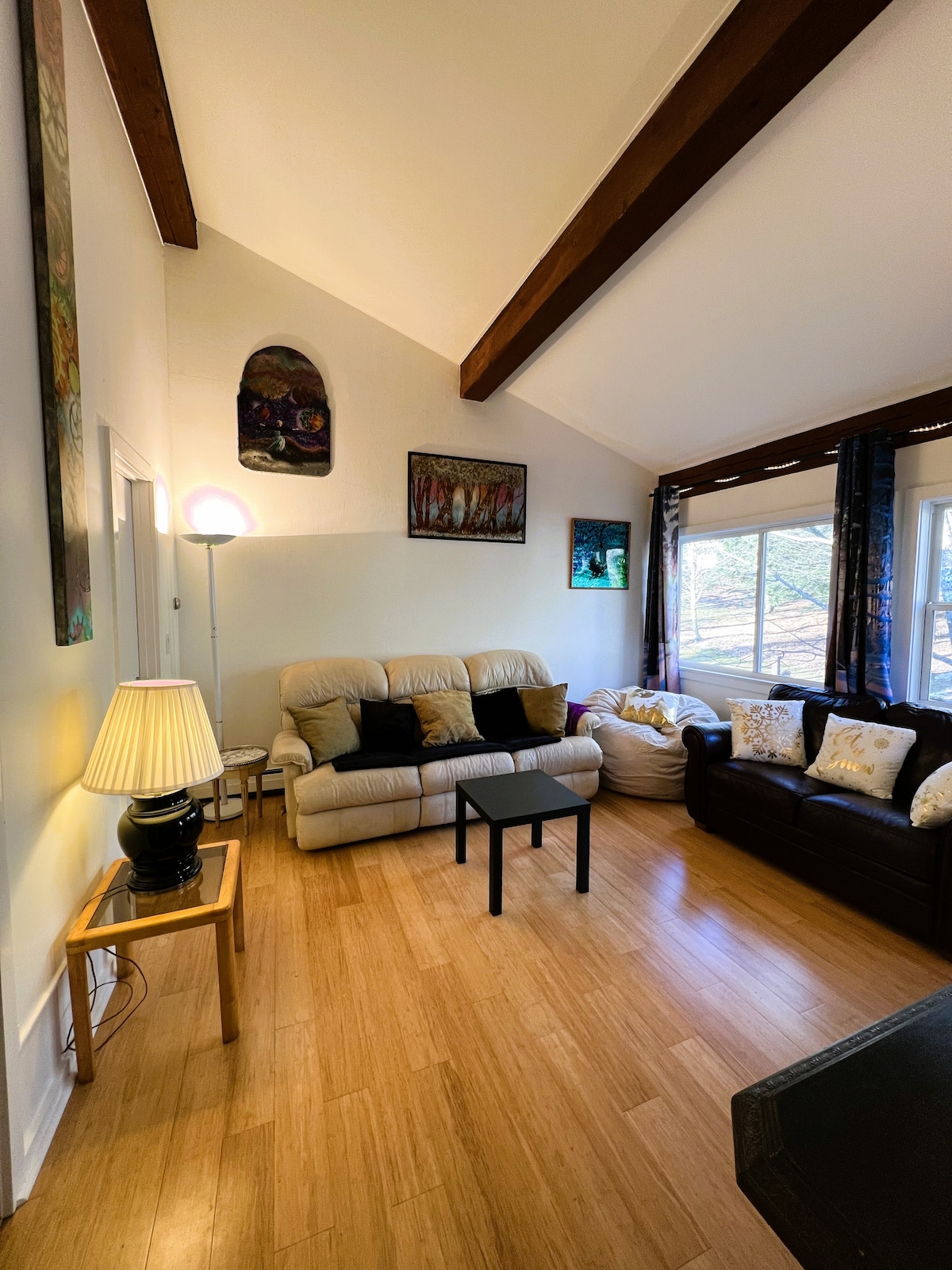 Eneo kuu lililojaa mwanga lenye dari zilizopambwa, sanaa mahususi.