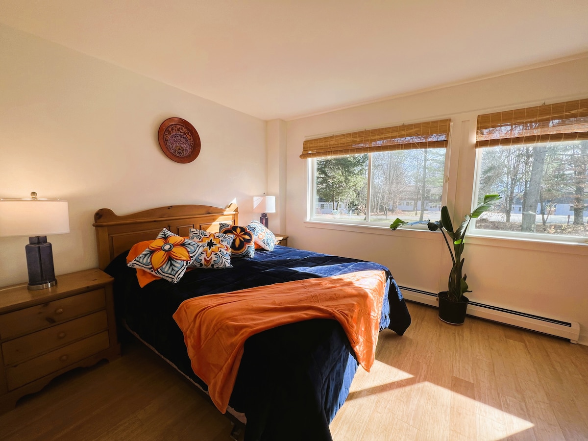 Chumba cha kulala na kitanda cha malkia