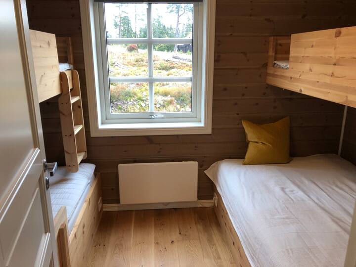 Dormitorio 3 con una litera inferior con 120 cm y litera superior de 80 cm + litera inferior de 90 cm y litera superior de 80 cm.