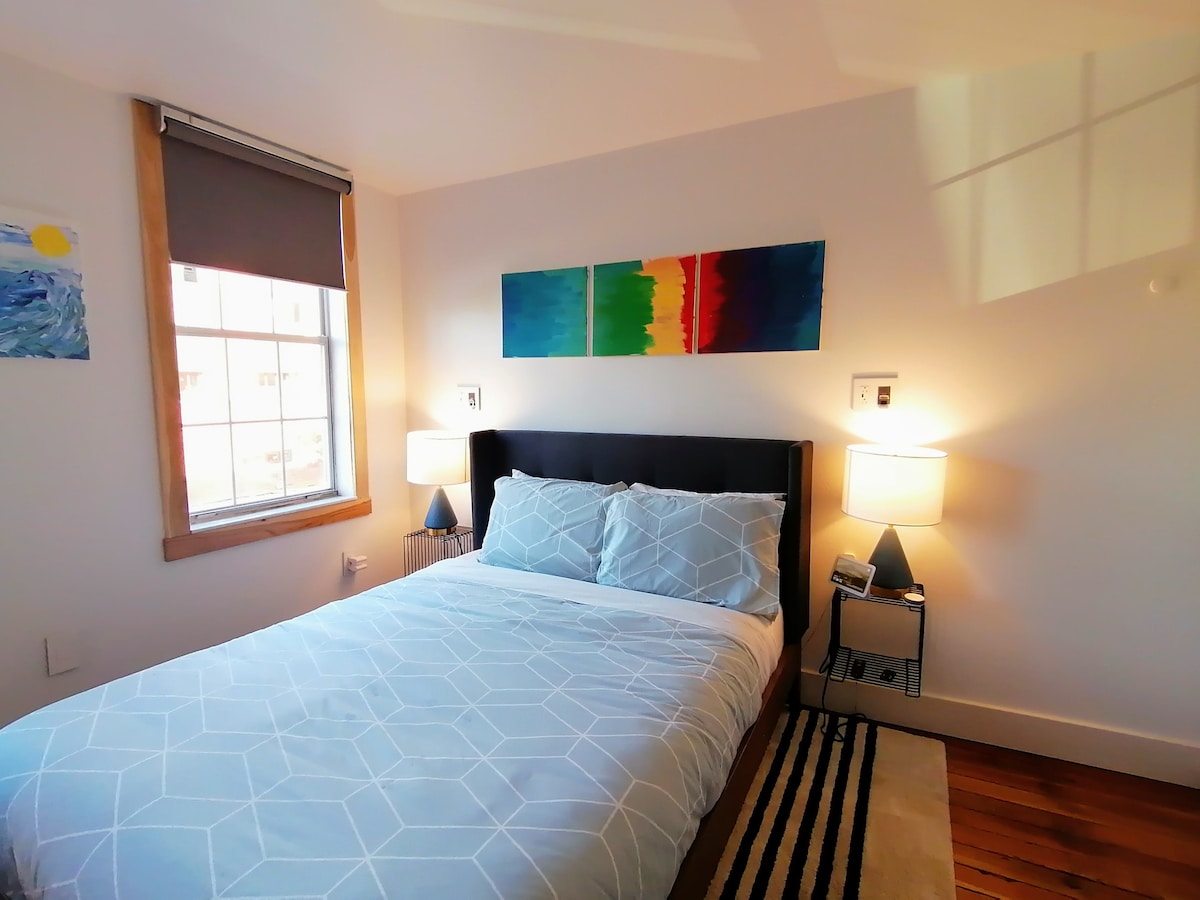 Queen bedroom with a memory foam mattress. Smart blackout blinds, artwork, and office (shared with your friends) with a printer. Air filter, Roku TV