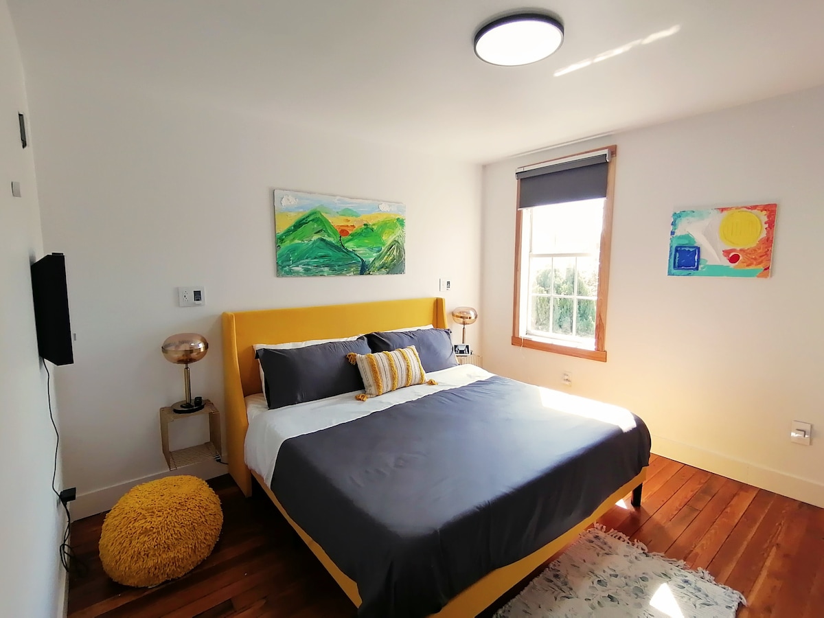 King-size platform bed with a memory foam mattress. Smart blind, air filter, Roku TV. Original artworks 