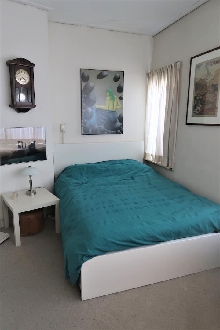 spálňa so stolovým svetlom a mojimi umeleckými diela