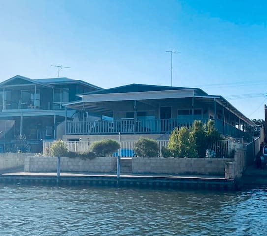 South Yunderup waterfront home with boat jetty